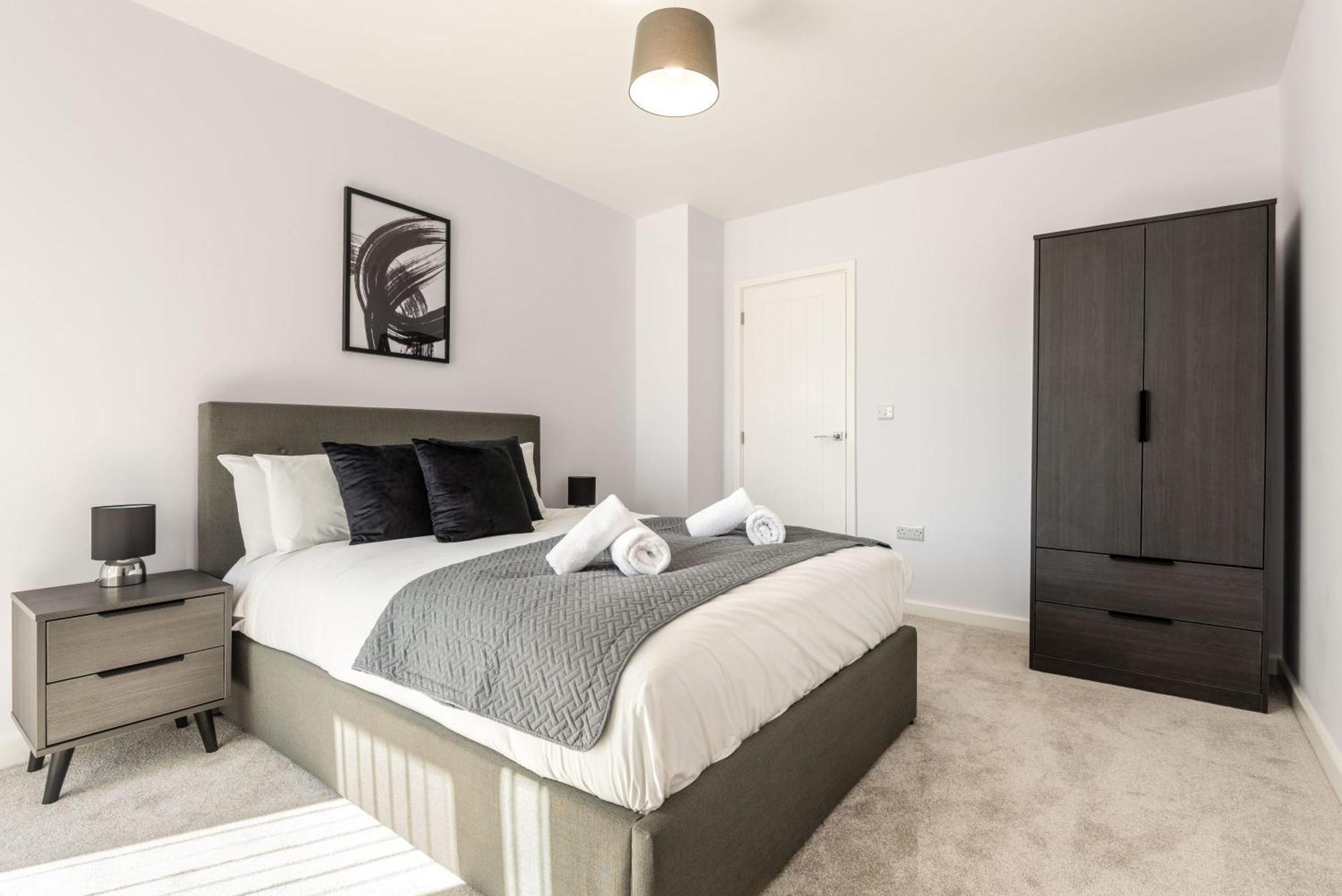 Contemporary 2 Bedroom In *