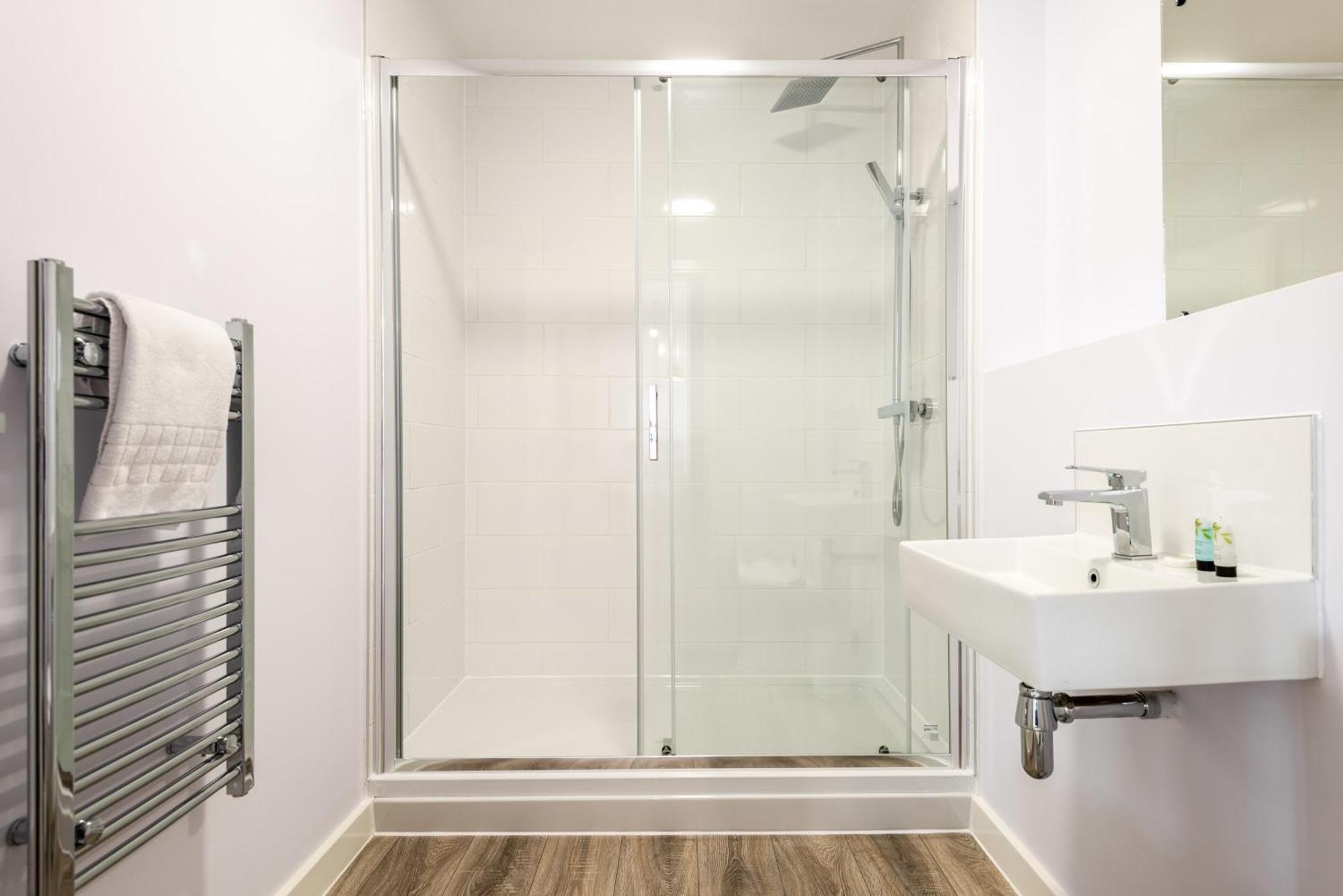 Contemporary 2 Bedroom In *
