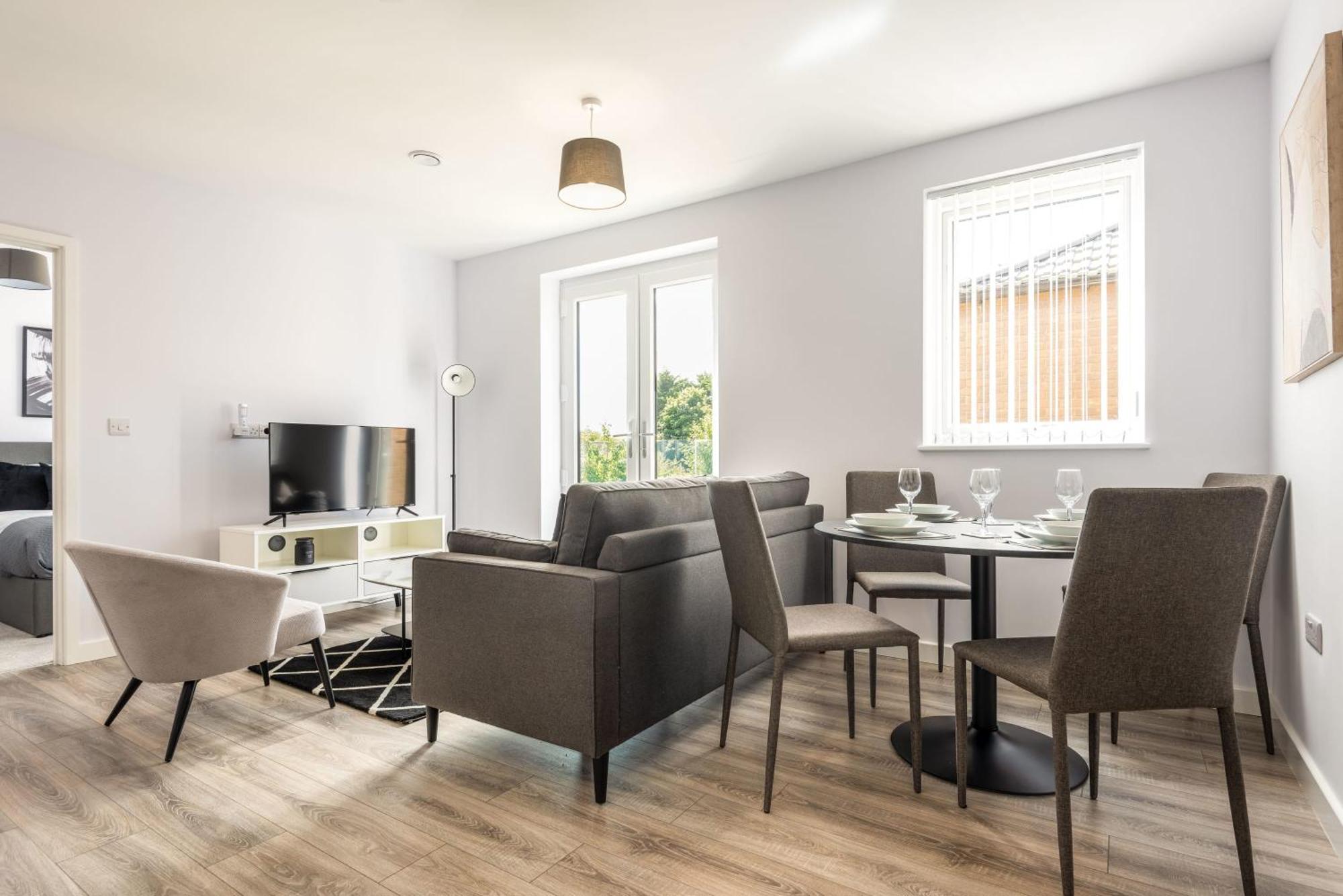Contemporary 2 Bedroom In Apartment York